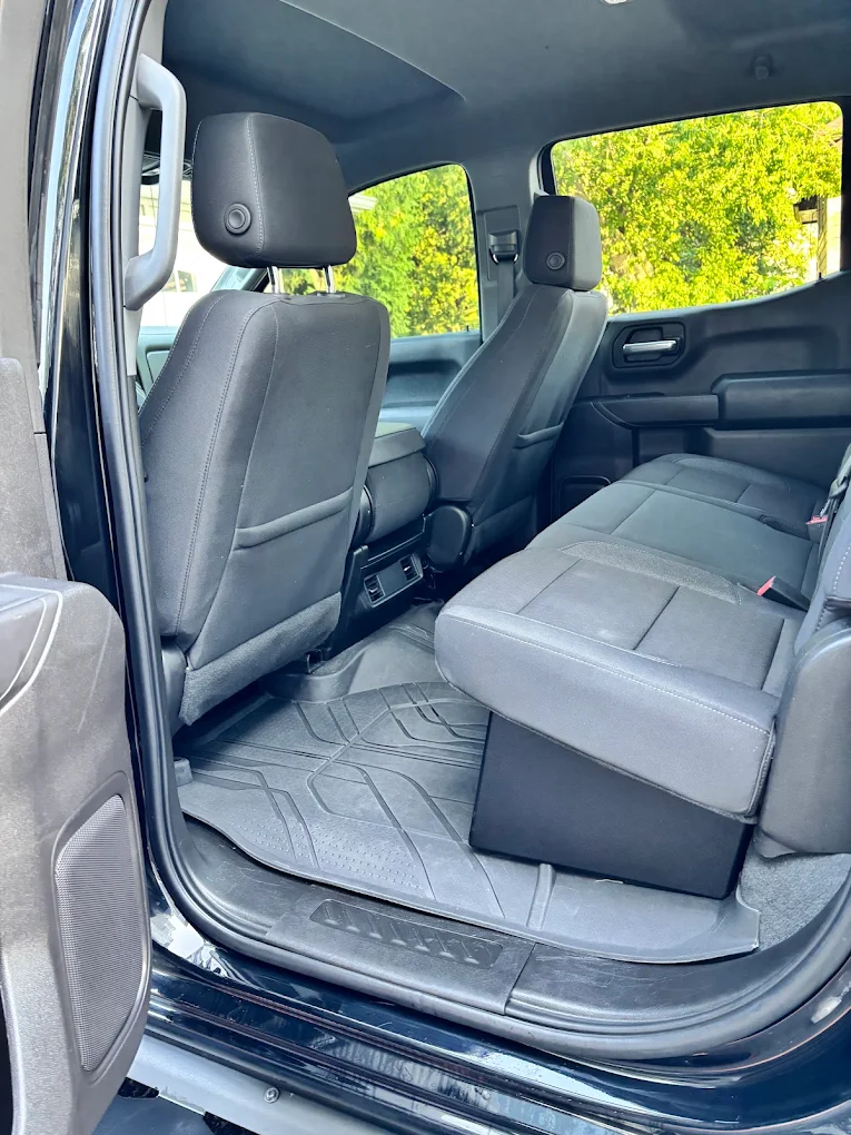 Rear bench seat and floor mats of a pickup truck after an interior deep clean
